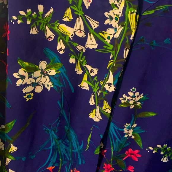 Flowered Sleeveless Blouse - Picture 2 of 4